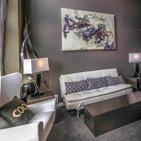 Penthouse Suite Downtown, Top Floor 4 Beds, 2Baths